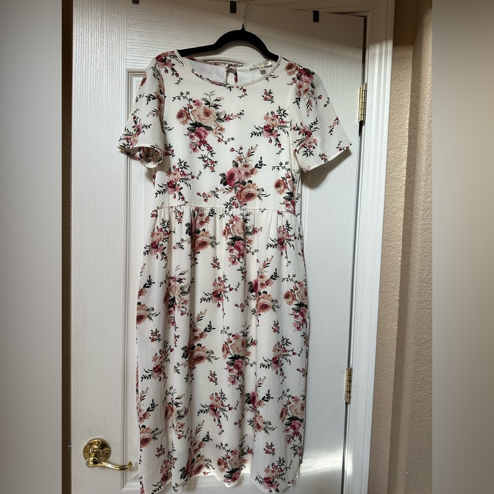 Chic Floral Midi Dress in Cream and Pink